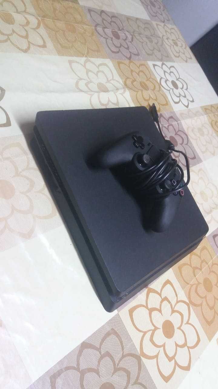 Ps4 usada com 2 comandos