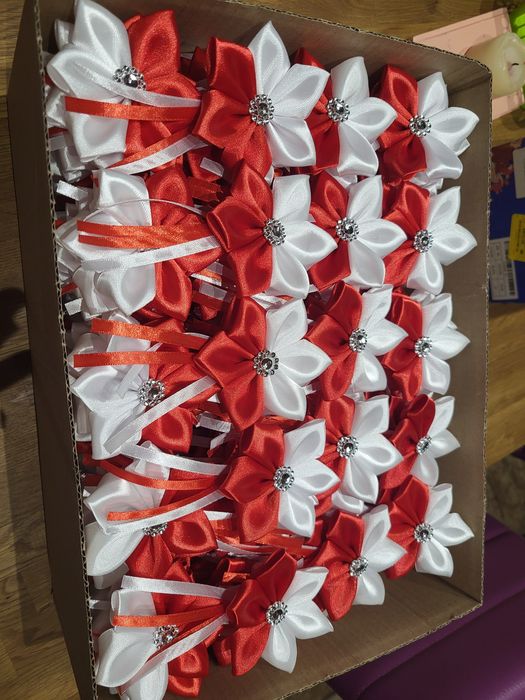 25 kotylionów biało czerwone