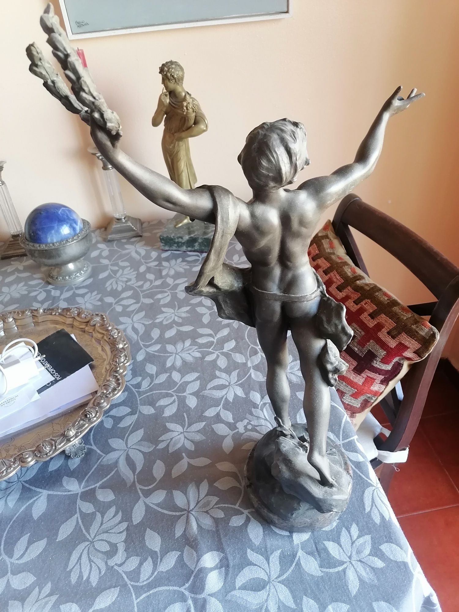 Estatueta em Zinco, com base mármore.