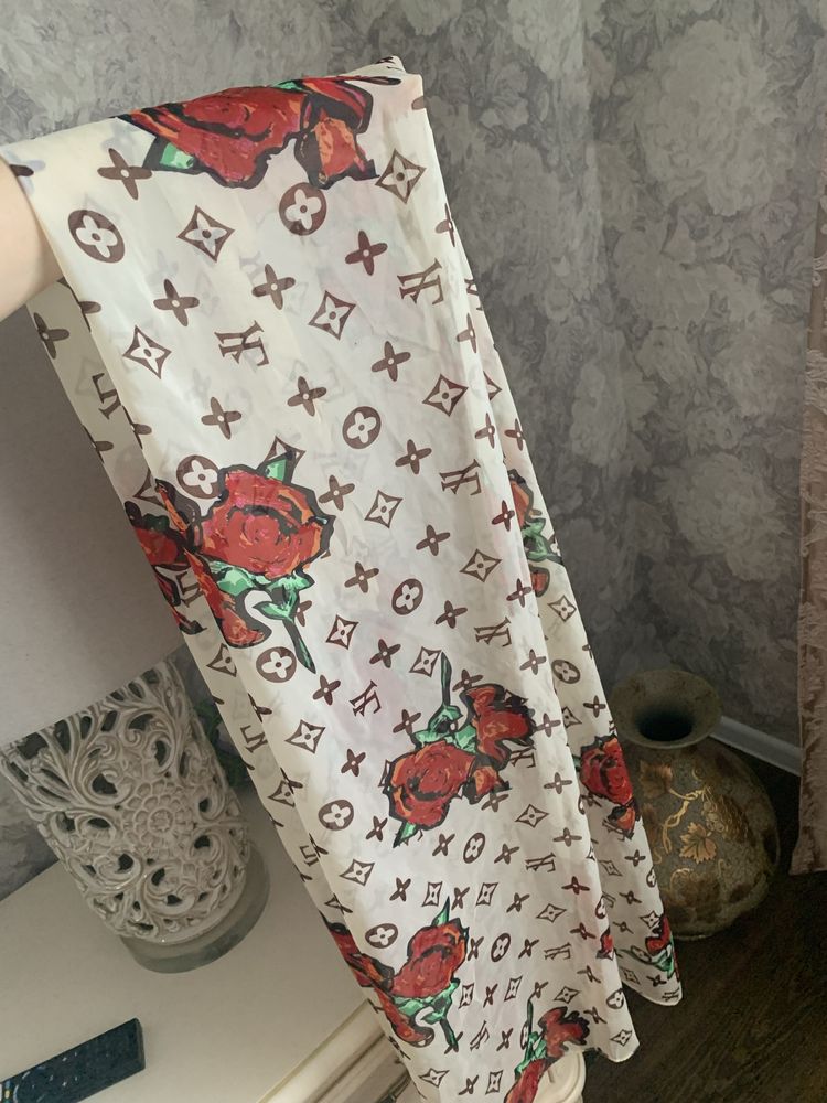 Женская шаль/платок Louis Vuitton.