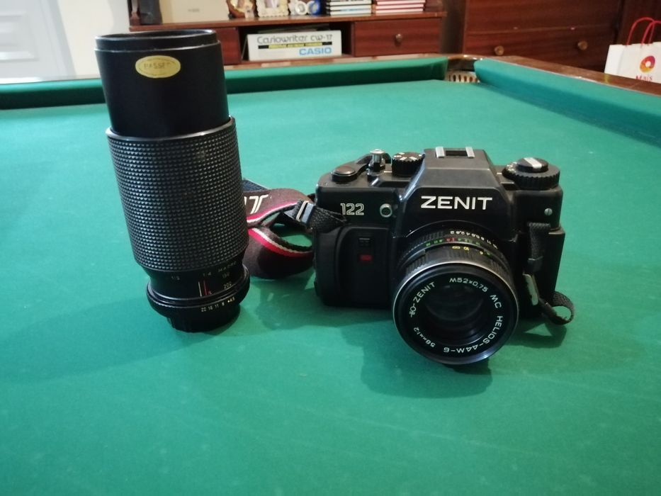 Câmara de filmar e máquina fotográfica