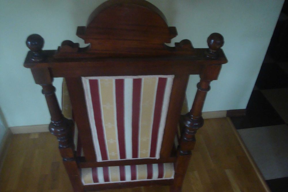 stary fotel obity nową tapicerką