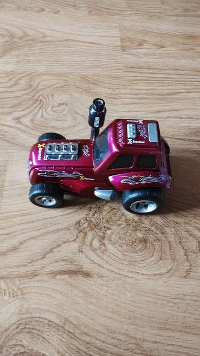 Wypasiony solidny traktorek dla chłopca.