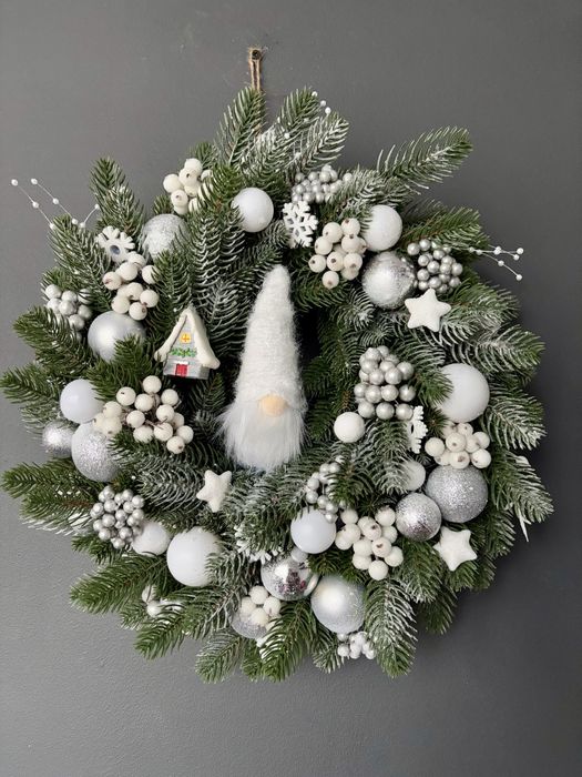 Świąteczny wianek bożonarodzeniowy biało srebrny z krasnalem