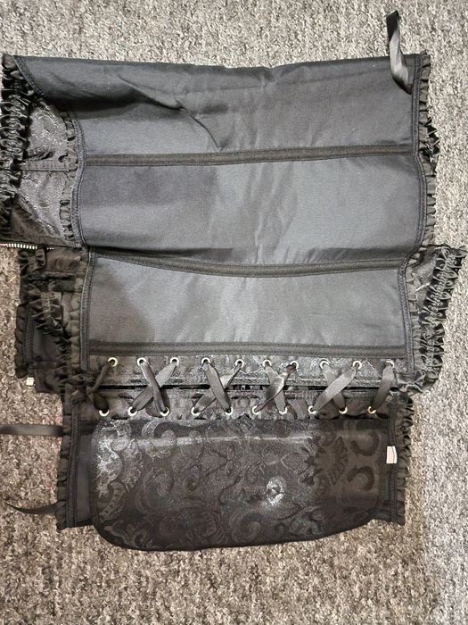Czarny gorset z falbanką 3XL
