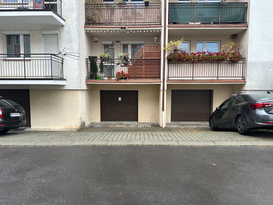 Sprzedam garaz z miejscem post.przy ul.felinskiego