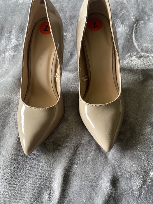 Szpilki damskie lakierowane na obacsie