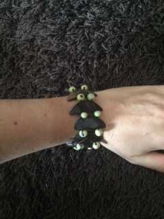 pulseira castanha e tons verde
