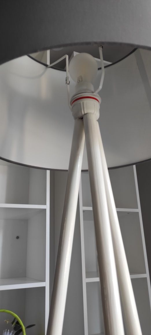 Lampa podłogowa - trójnóg