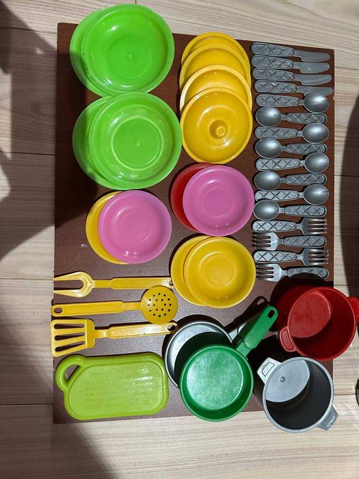 Іграшкова кухня з посудом Б/В