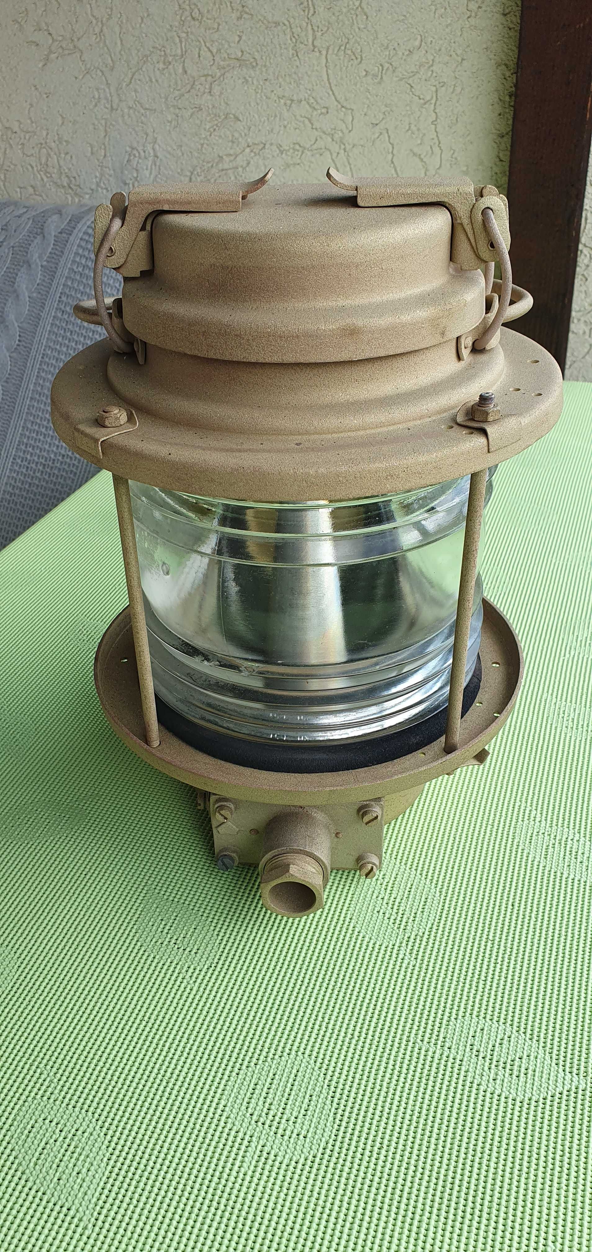 Stara lampa nawigacyjna morska