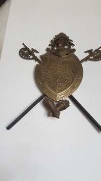 Mosiężny herb z dwoma skrzyżowanymi halabardami