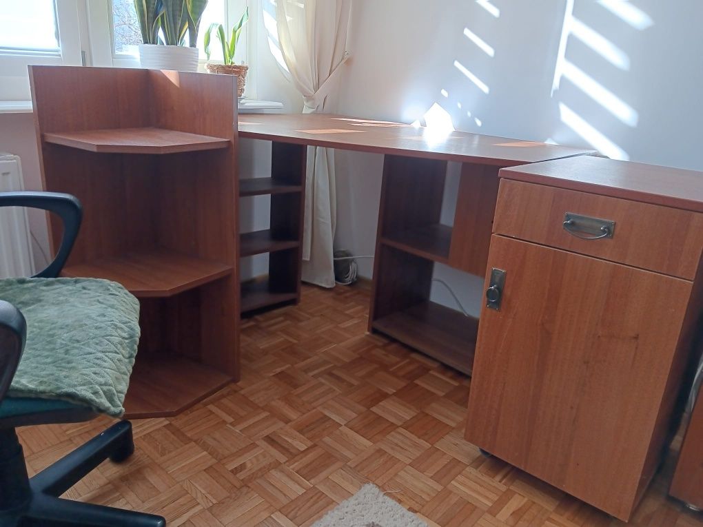Biurko narożnikowe z szafka i krzesło
