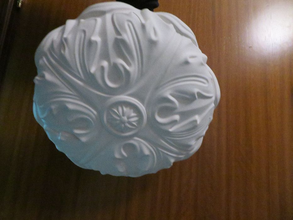 Vários candeeiros de tecto, a maior parte são de gesso