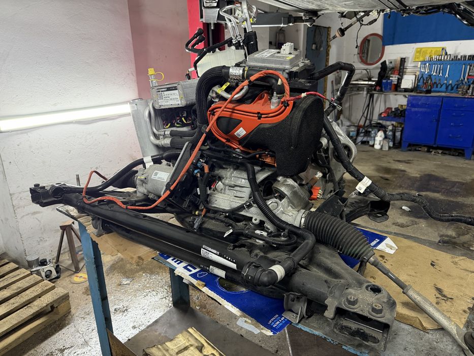 Tesla Model Y двигун, підрамник, насос, теплообмінник, проводка