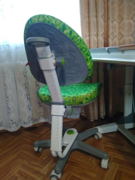 Продам детское кресло и стол парту.Все регулируется по наклонам и рост