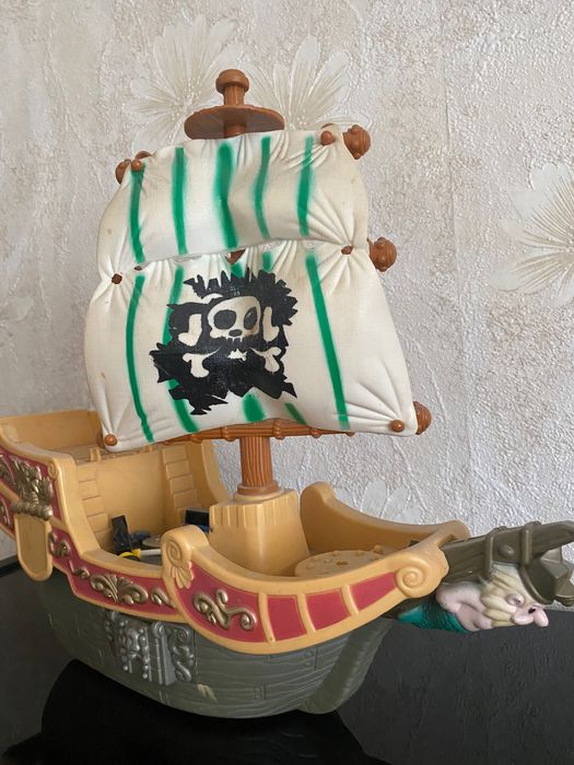 Іграшковий піратський корабель