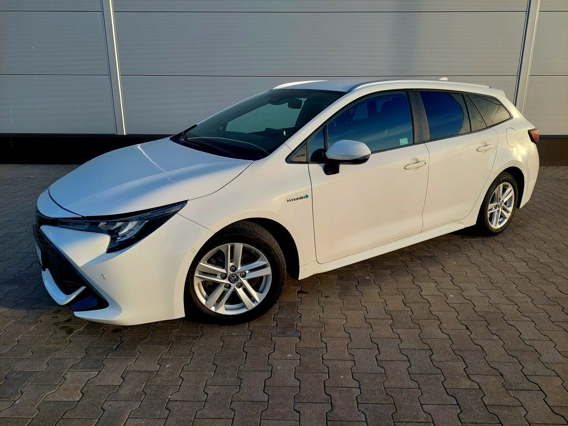 Wynajem samochodu Toyota Corolla kombi hybryda LPG Auris, Verso camry