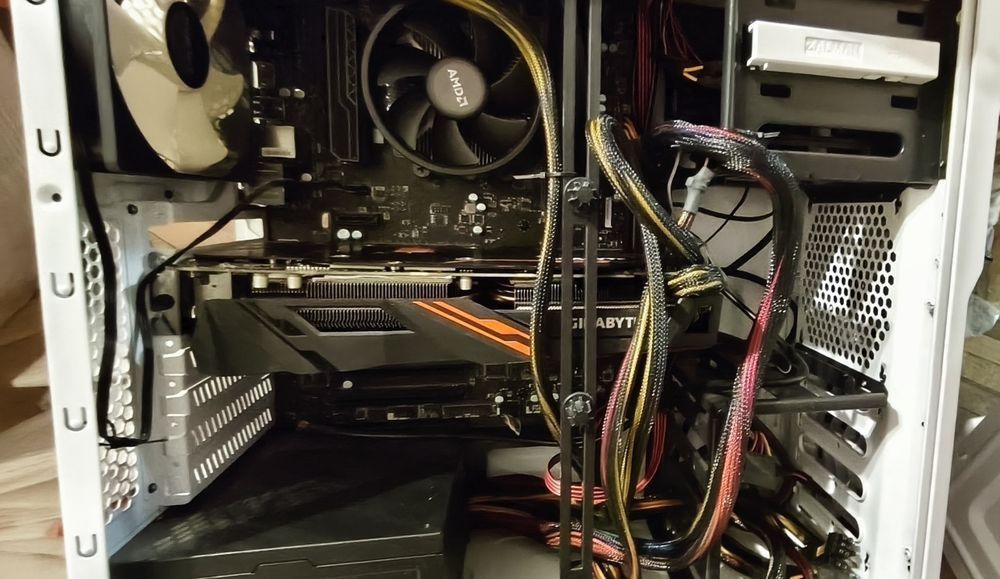 Системний блок з мишкою та клавіатурою