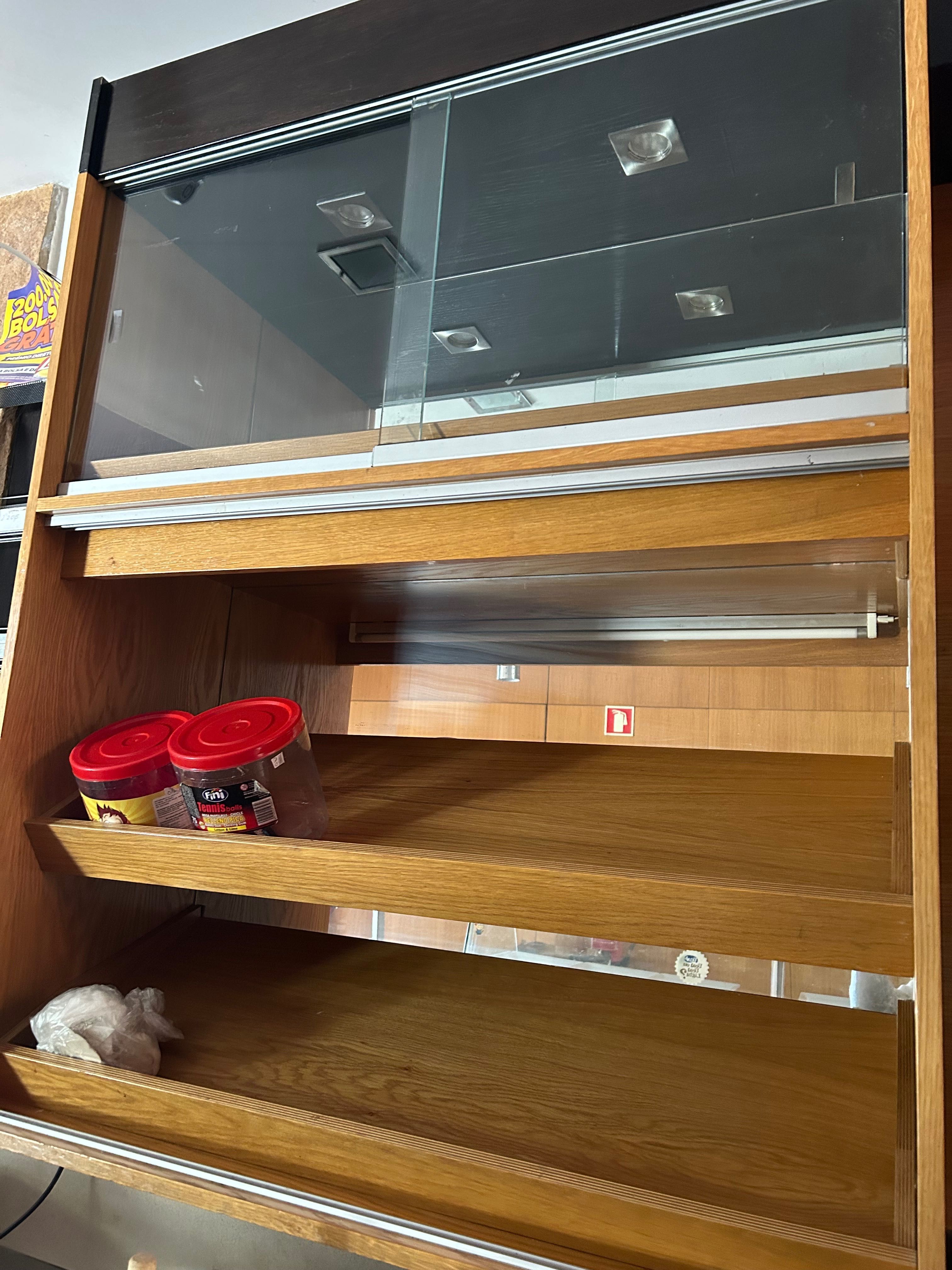 Vitrine com frio e neutras, estante com prateleiras e expositores.
