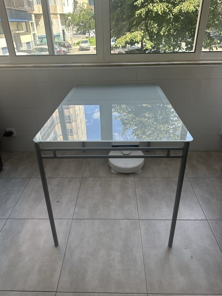 Mesa com tampo de vidro