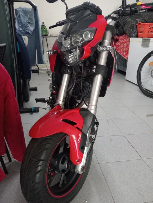 Benelli TNT 125 vermelha