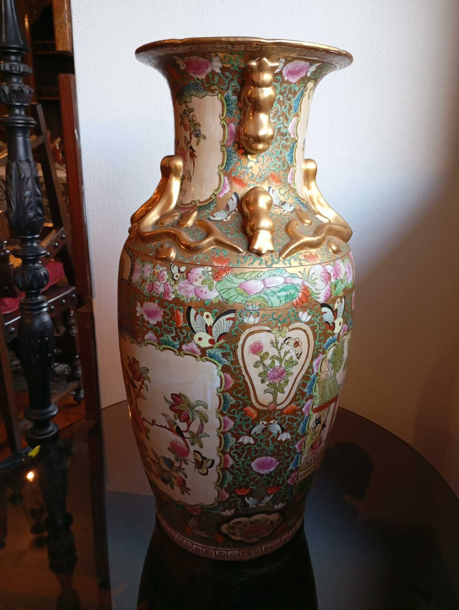 Jarra Oriental em Porcelana com Detalhes Dourados