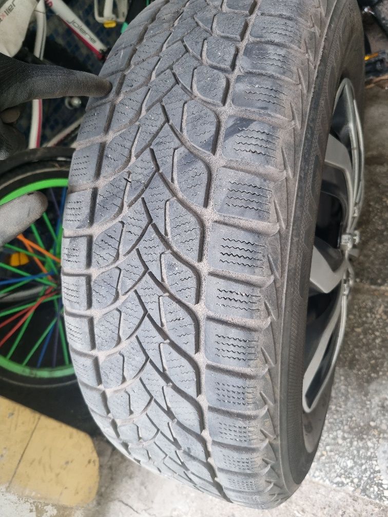 Opony zimowe z felgami i kolpakami  215/65 R16 około 6mm bardzo ładne