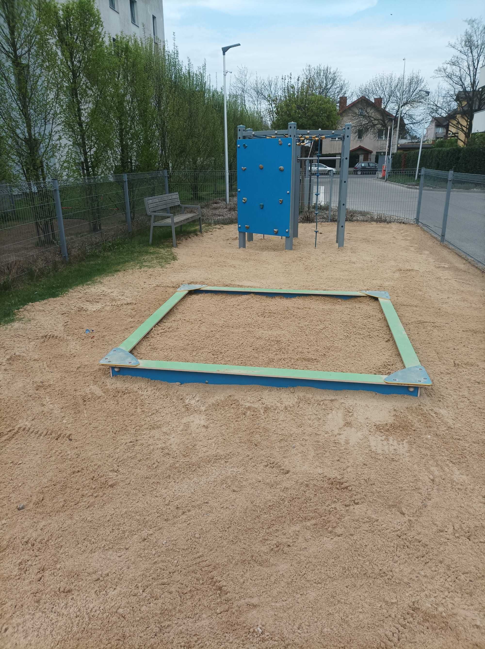 piasek do piaskownicy z atestem, wymiana piasku, piasek siany/kwarcowy