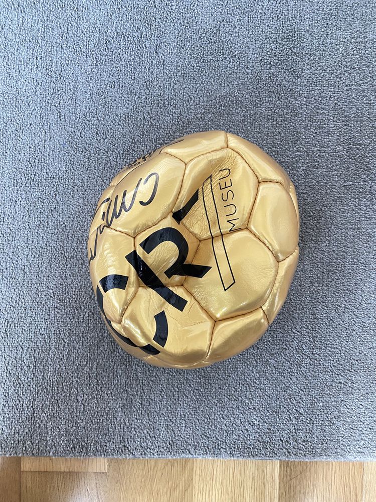 Bola autografada por Cristiano Ronaldo