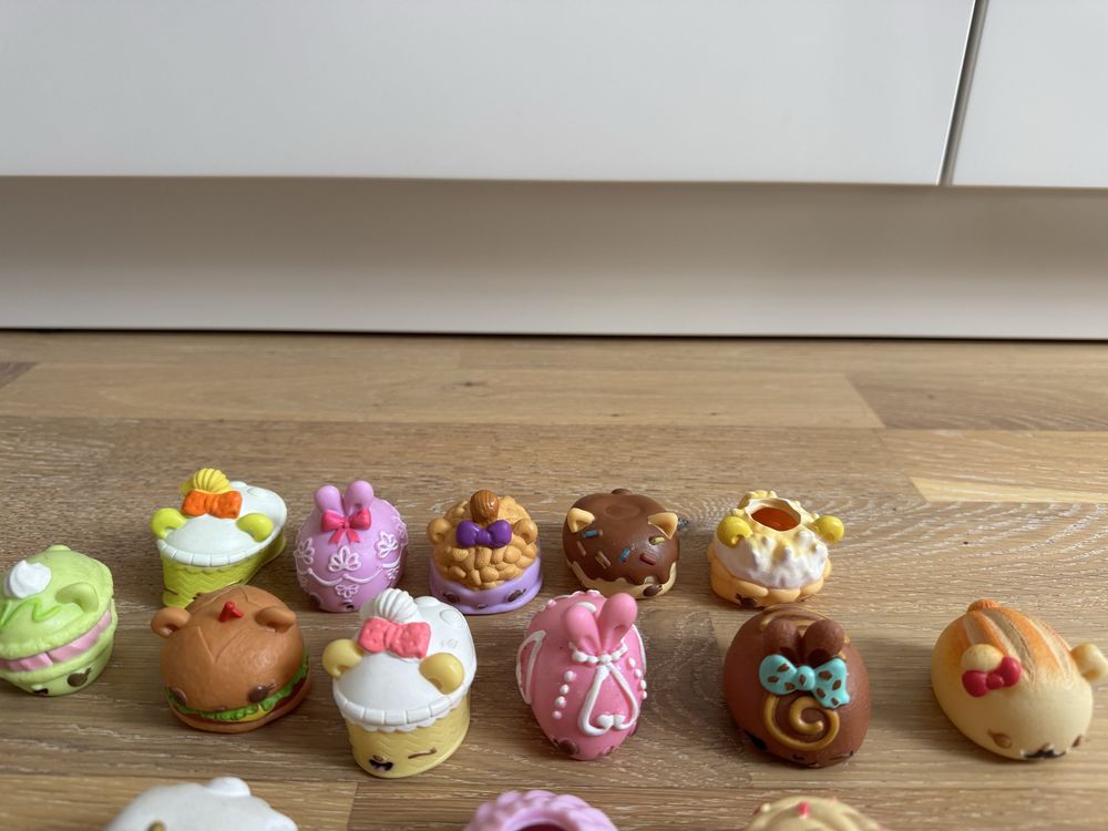 num noms figurki