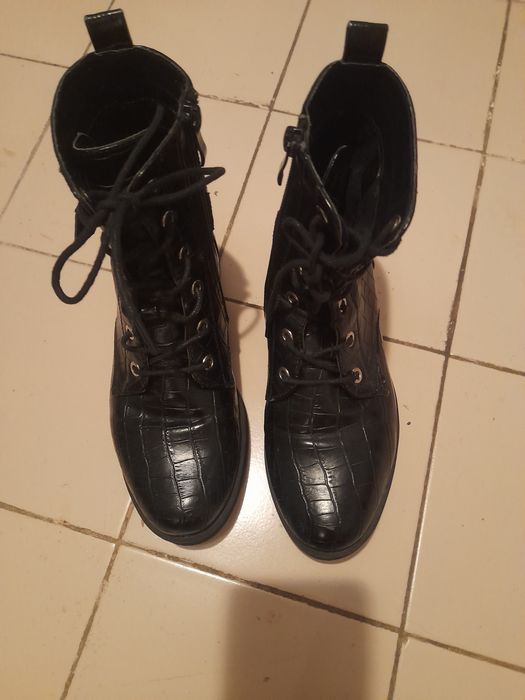 Botas de senhora pretas com atacadores.