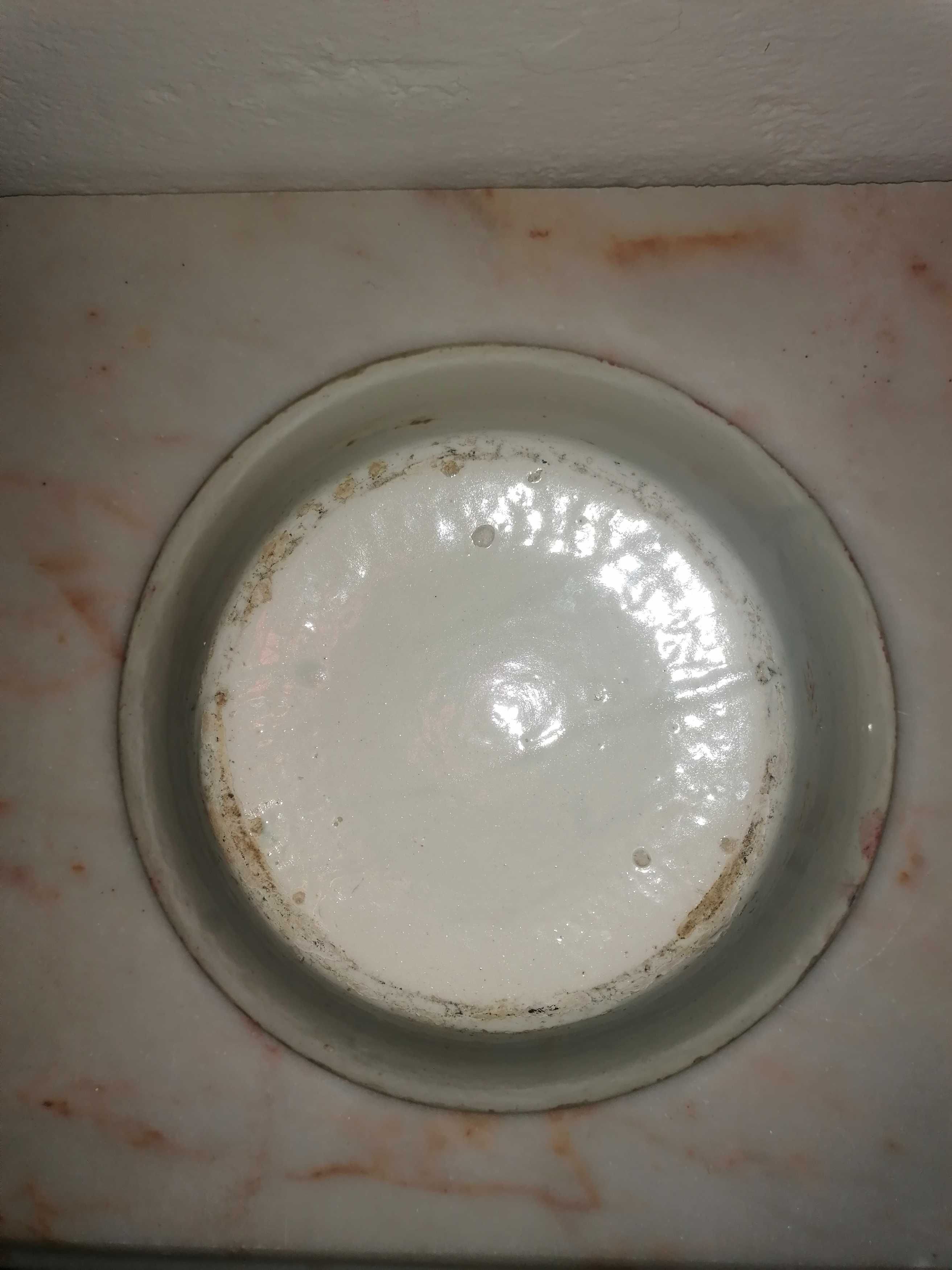 Escaparate/estanheira com loiça antiga