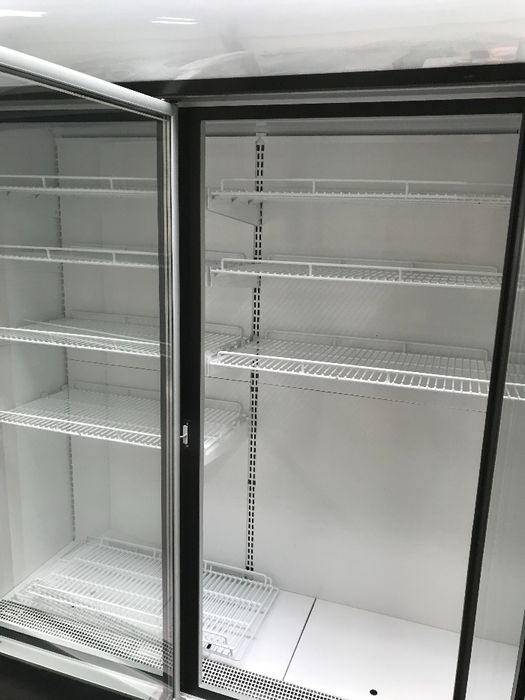 Szafa chłodnicza dł. 1,6 m i inne urządzenia.