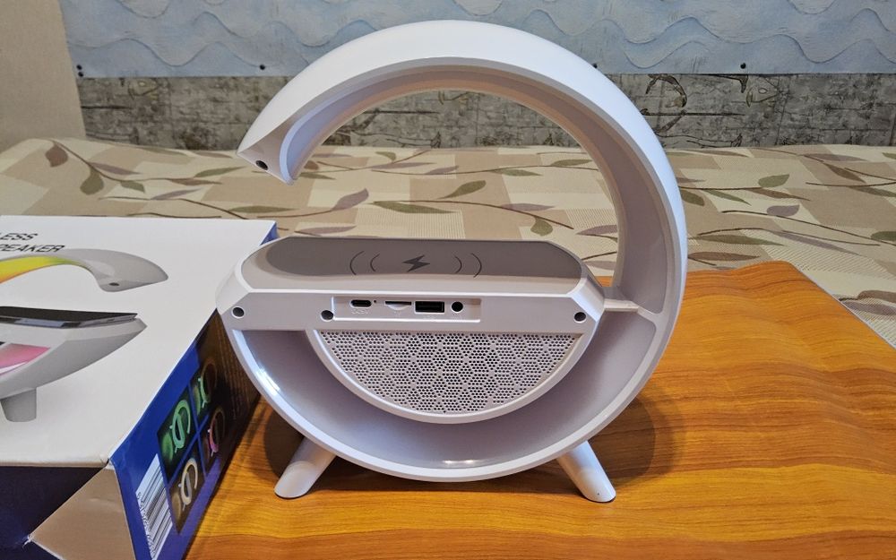 Світильник, годинник, колонка