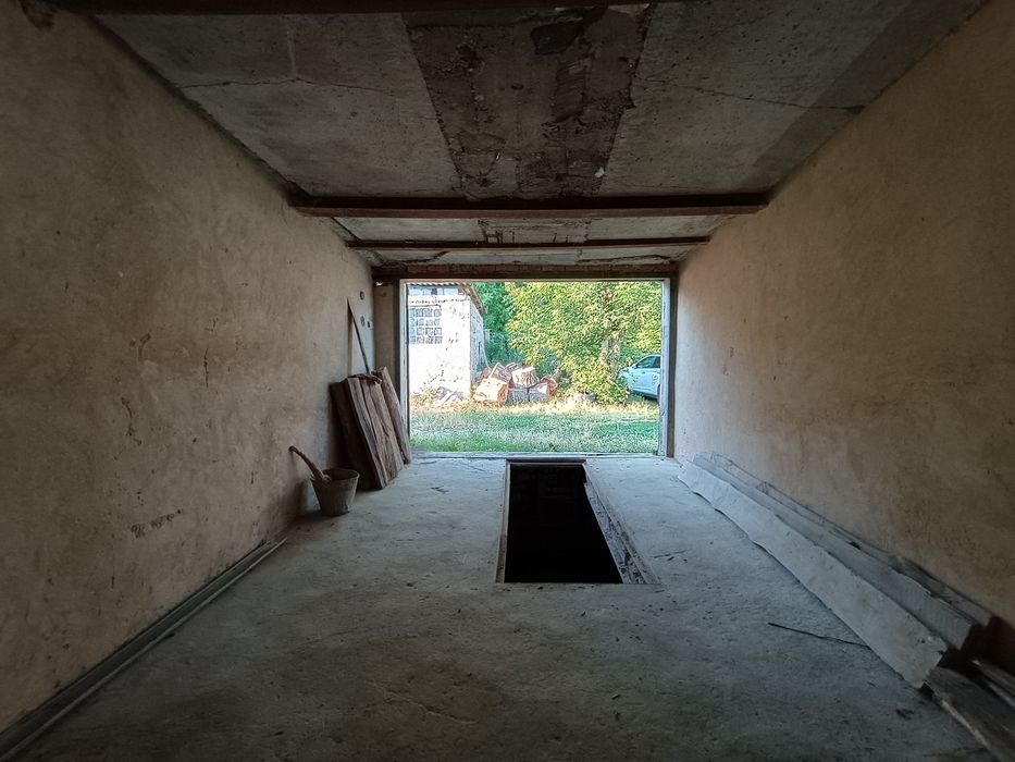 Капітальний гараж з червоної цегли