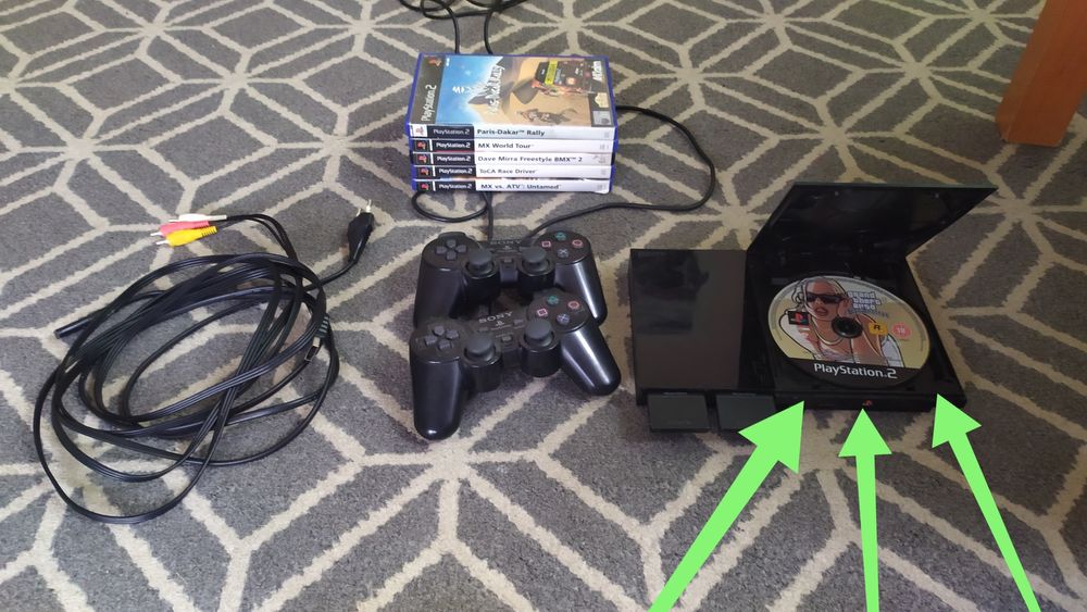 GTA SA i PlayStation 2 z grami wyścigowymi