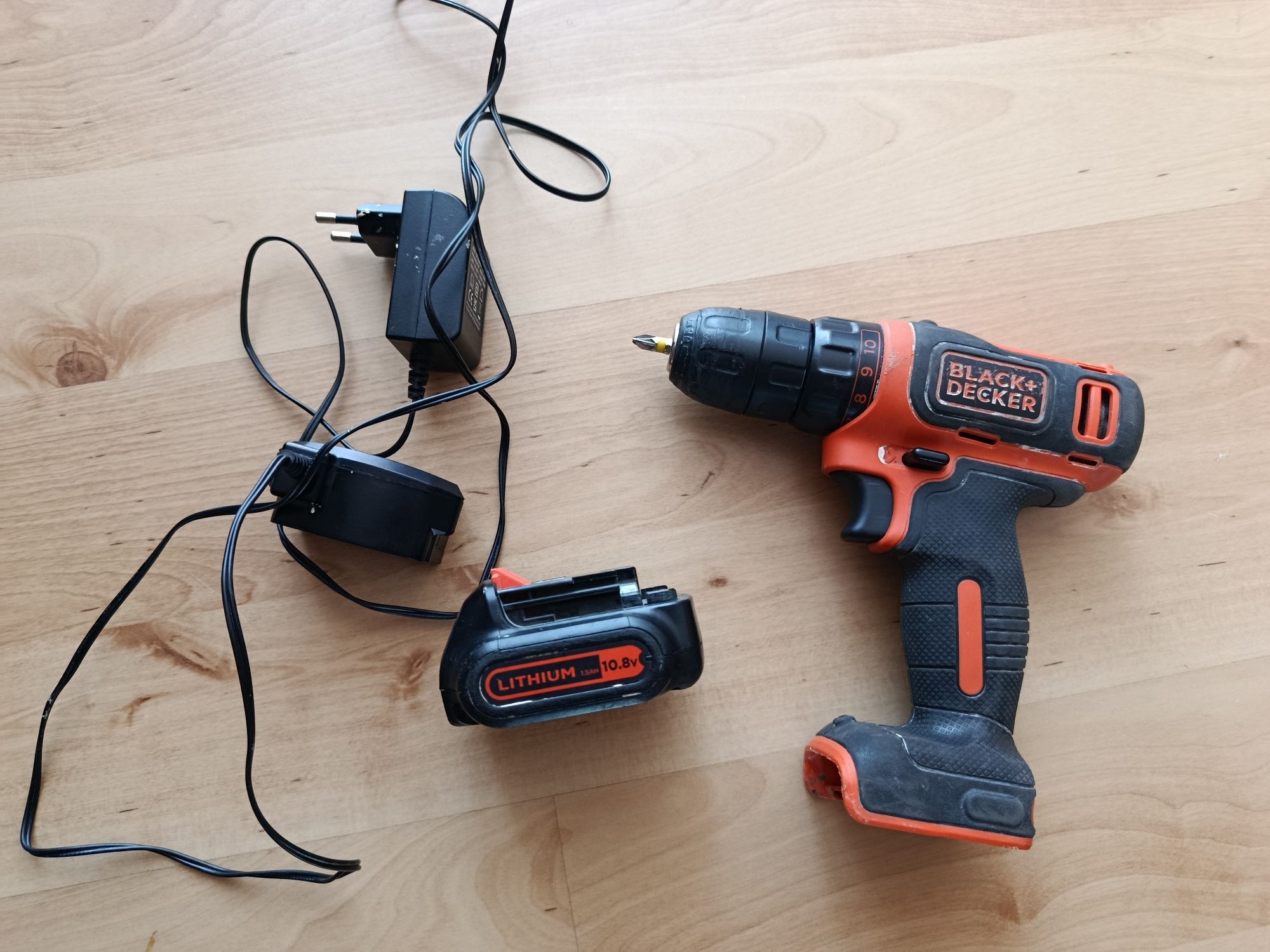 Wiertarka wkrętarka wiertarkowkrętarka Black decker 10.8V ładowark aku
