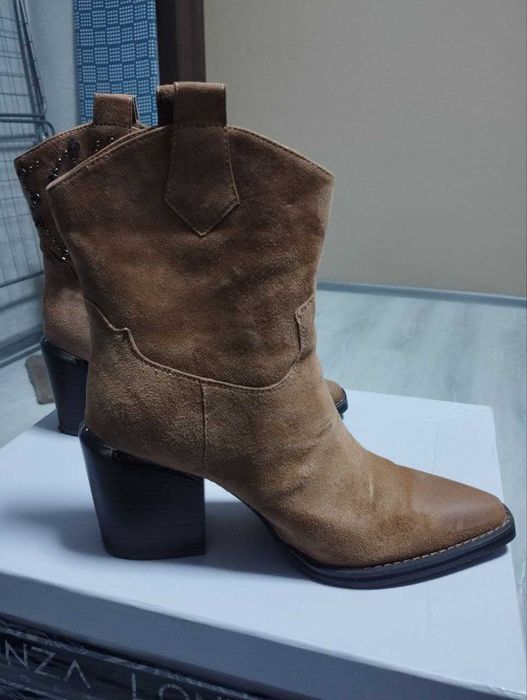 Продам чоботи "Козаки". Натуральна замша, колір пісочний