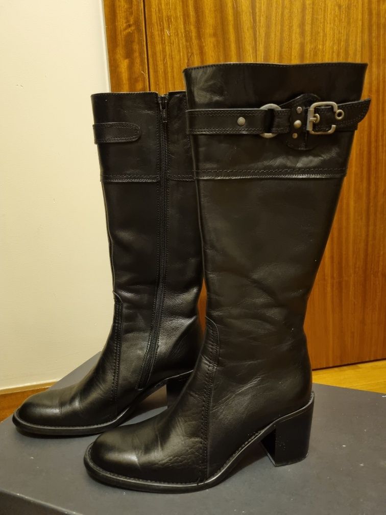 Botas todas em Pele Pretas