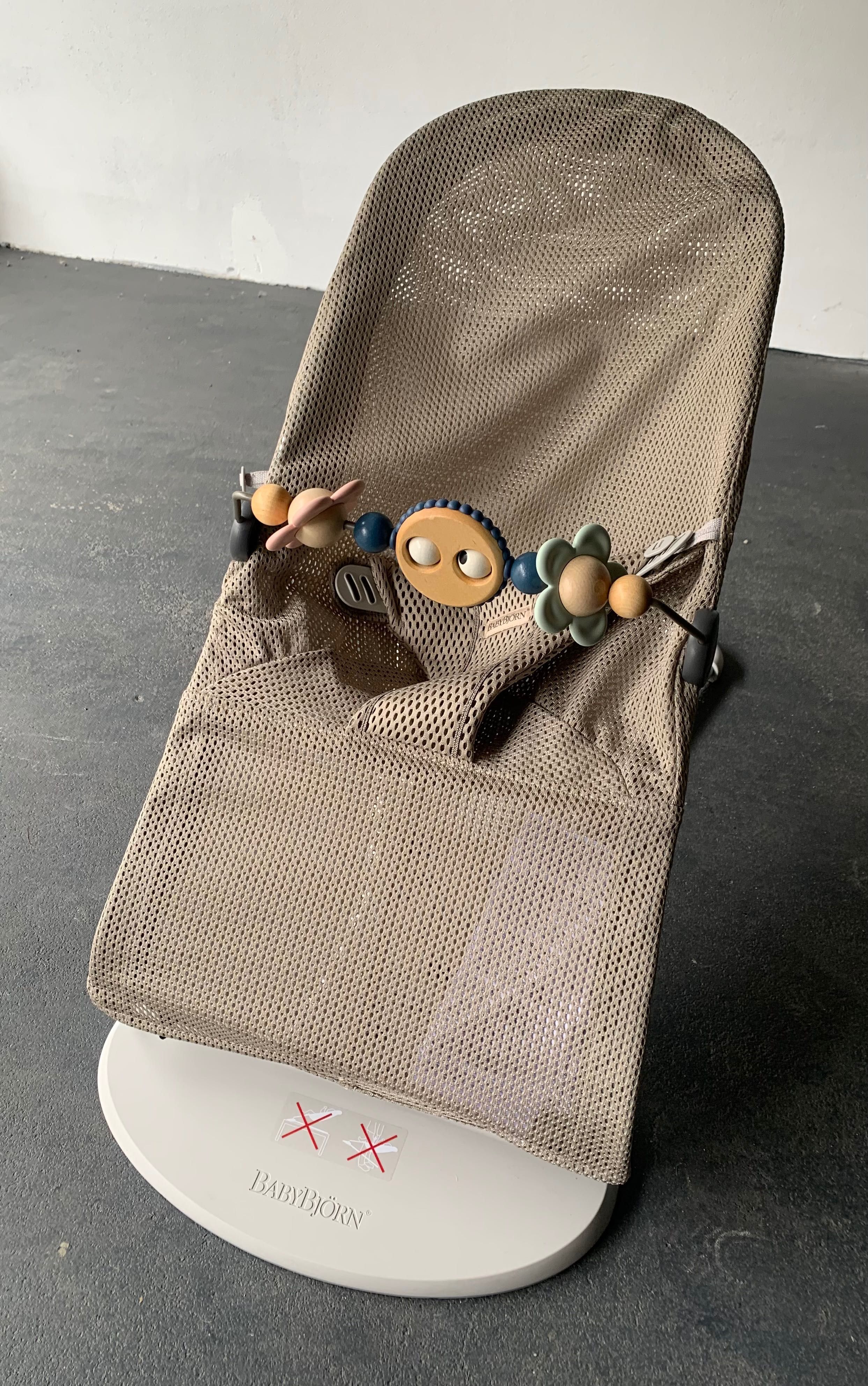 BabyBjorn Bliss Mesh beżowy bujaczek + zabawka BabyBjorn