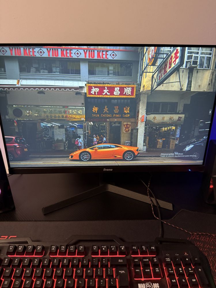 Komputer gamingowymi  z monitorem wraz z calym stanowiskiem