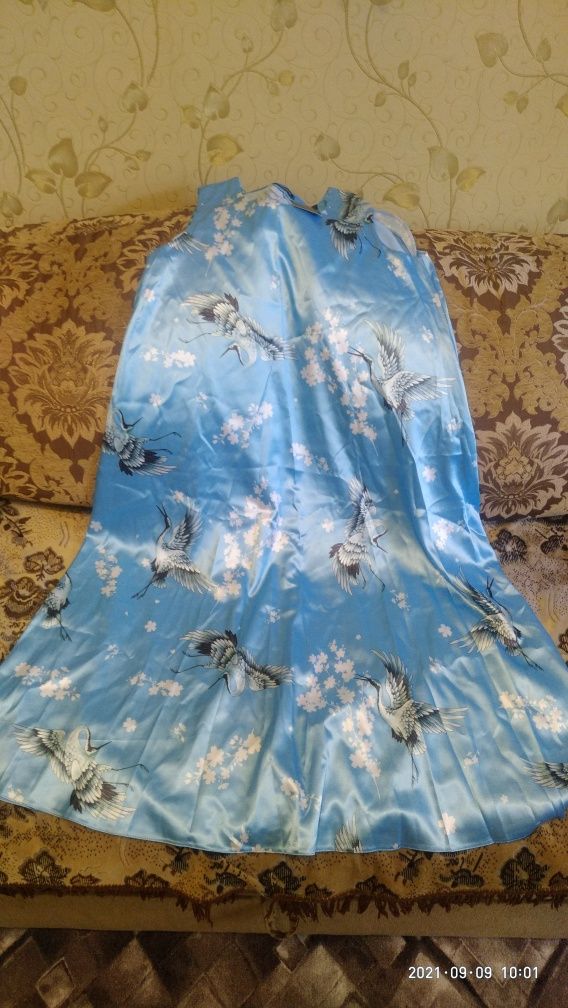 Продам красивое атласное платье-сарафан!