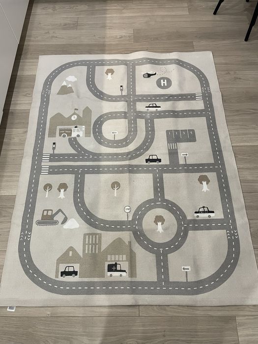 Dywan H&M z nadrukiem ulic