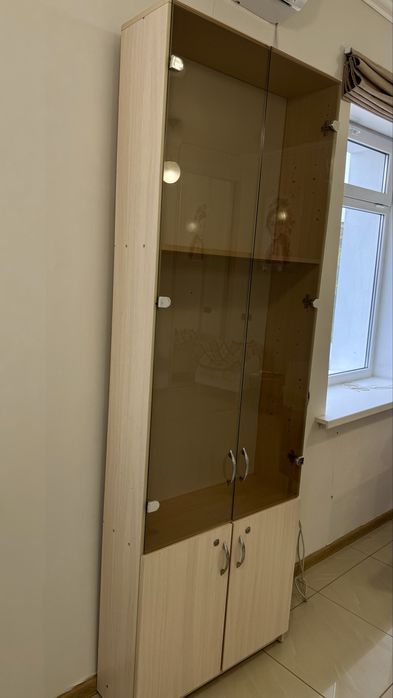 Скляна вітрина(шкаф)для салону краси,магазину