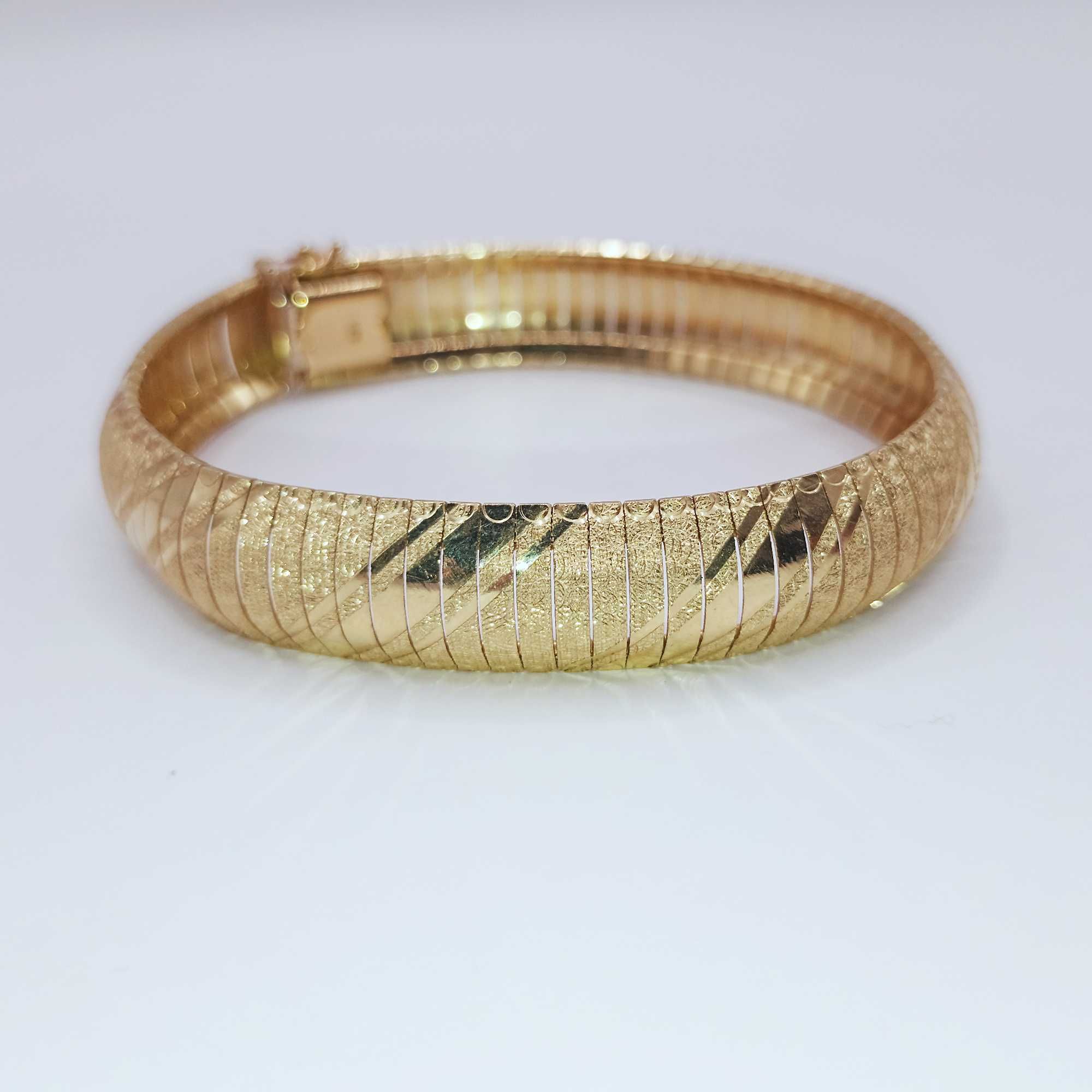 Złota bransoletka bangle z egipskim wzorem pr. 585, 26,25g. 19cm.