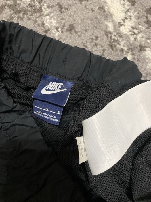 Нейлонові штани Nike чорного кольору М-Л розміру