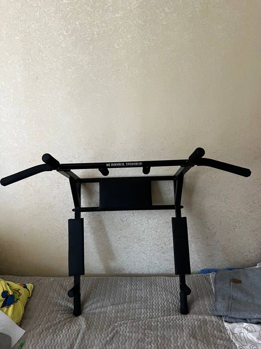 Турнік із брусами.