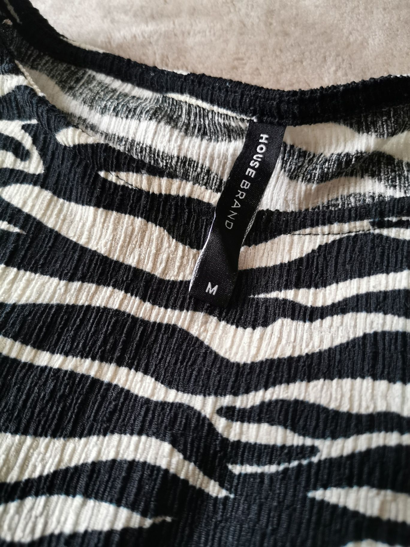 Piękna sukienka ołówkowa zebra z marszczeniem i rozcięciem na nodze