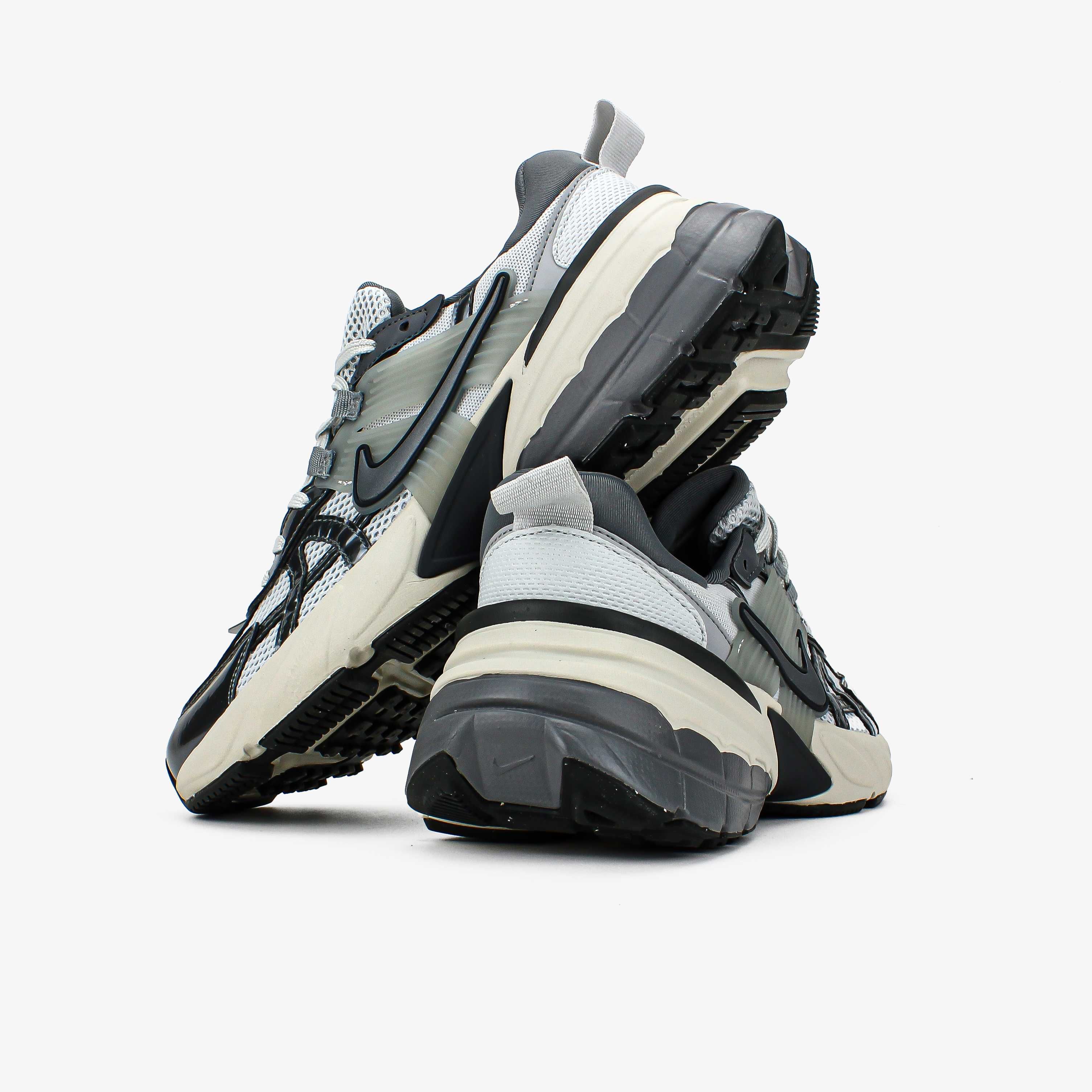 Чоловічі кросівки Nike V2K Run сірий з білим сріблом 522 ЯКІСТЬ